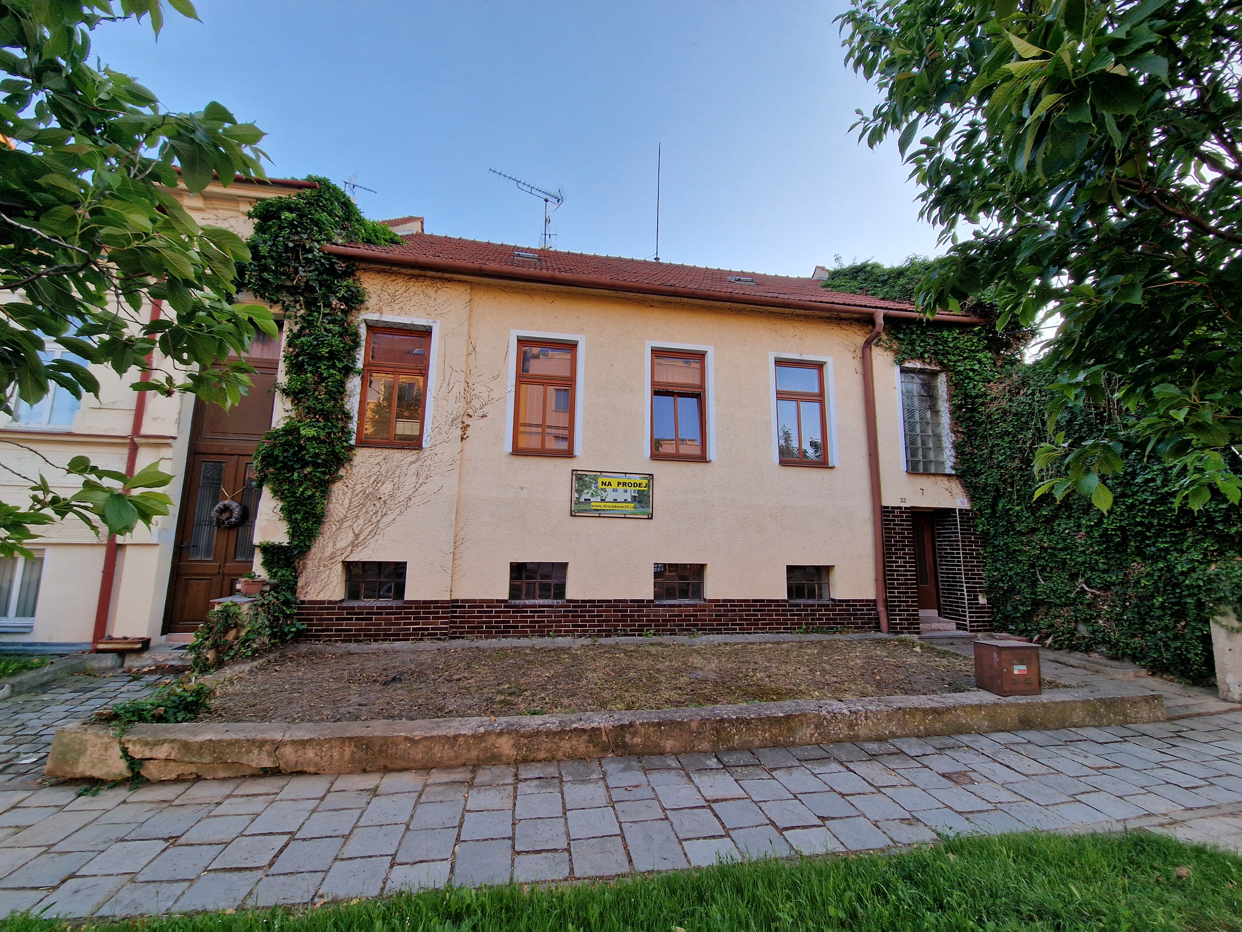 Pohled na dům z Dvořákovy ulice